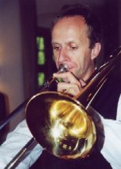 Als Bläsersektion gesellen sich zur Trompete von Thomas Mehrens noch eine ...